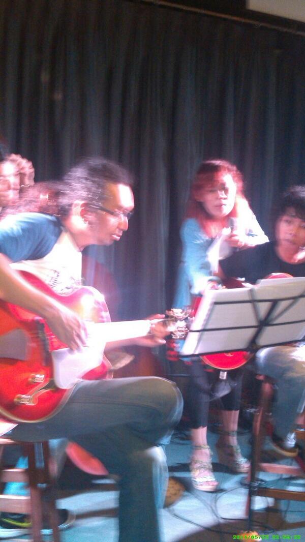 @alexaryawan owen play bossanova... yeeeaahhh.. hahaha