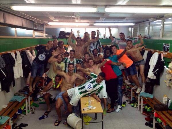 Seguimos sintiendo vuestro aliento...para vosotros, la foto de la victoria. Gracias Afición. #UnPasitoCCF