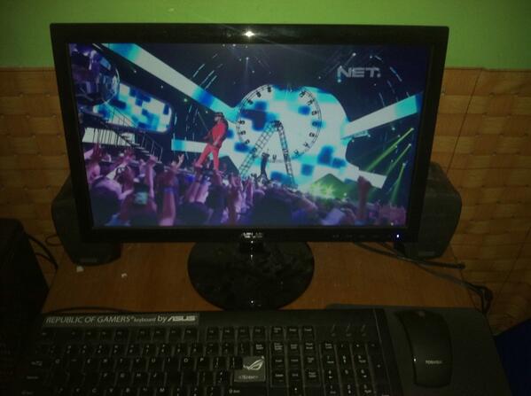 banks_putera's tweet image. Streaming @netmediatama #HUT_NET #NET_ONE Ne Yo performing. Let me love you singing...