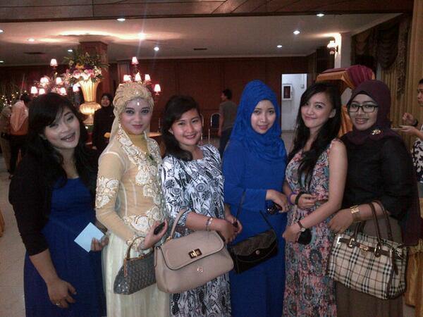 bhecaL's tweet photo. Mb vera wedding (˘⌣˘ʃƪ) http://t.co/jUI9kdICJV