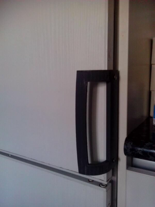 JAGM's tweet photo. Tras años sin asa en el frigo, este es el resultado de la impresión 3D en el servicio de @bqreaders en la ETSIT. http://t.co/1T0W7rkAgn