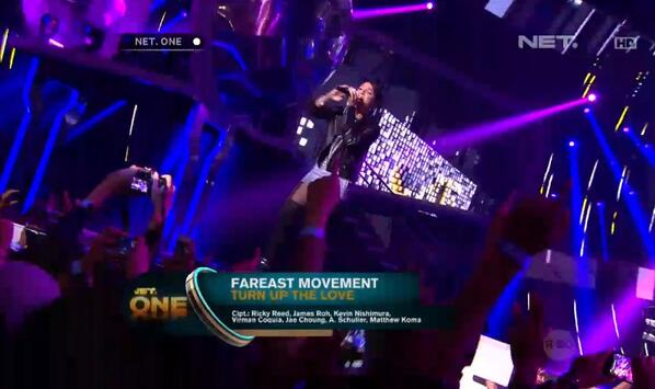 netmedia_info's tweet photo. We are ONE tonight! So let's turn up the looovveee... Fareast Movement mengguncang penonton #NET_ONE #NETtvmasakini http://t.co/wVWz4G0qr1