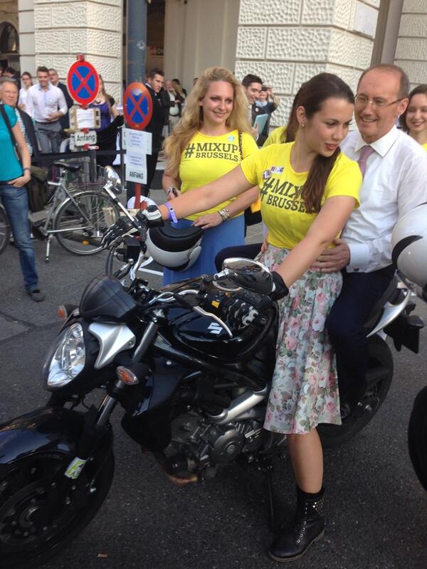 BesseresEuropa's tweet photo. .@othmar_karas mit @TheresiaEL auf dem Weg in ein starkes Europa #OK2014 http://t.co/i7KVbnAGjH