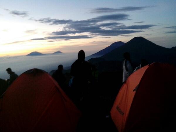IndrapradityO's tweet photo. @DiengUndercover @albertuskrisna @Cenos21 ni om fotonya http://t.co/rCqSzZGAnv