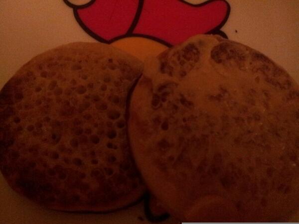 KissMe_DissMe's tweet photo. It looks like im eating runny poos on one of my crumpets :( totally all the fault of @pixelstylist x #notsweedenfood http://t.co/dIH2Ifwj1o