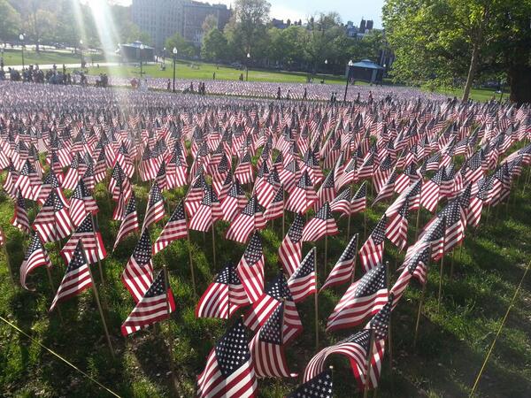 headokirk's tweet photo. 37, 000 flags placed in Boston Common in remembrance of the lives lost in MA. #sacrifice http://t.co/jT91yJuCjd