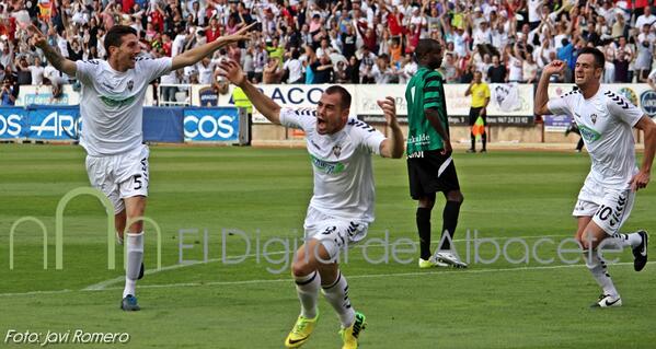 Un chaval de Villamalea marcó el gol del ascenso. Una imagen que resumen un sentimiento @cdiazm87 <a href="/AlbaceteBPSAD/">Albacete Balompié 🤍</a>