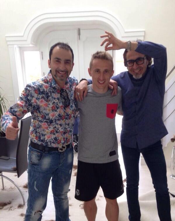 Madridismo_Zone's tweet photo. Modric cumplió la promesa si ganaba la Decima. http://t.co/MtwHSd8K4r