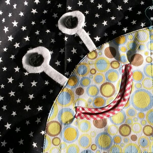 Caffeechino's tweet image. &apos;Look Buzz it&apos;s an alien&apos; with a curved piped welt pocket mouth #sewing #pocketsampler