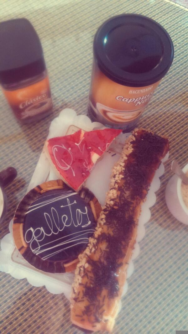 anaromsal's tweet photo. Esto es merendar 1 domingo, y lo demás son tonterías!!Jajaj✌@Roge_j_c @cristiayen #delicatessen  #AndalucesXMontera http://t.co/UnUHLGn9KF