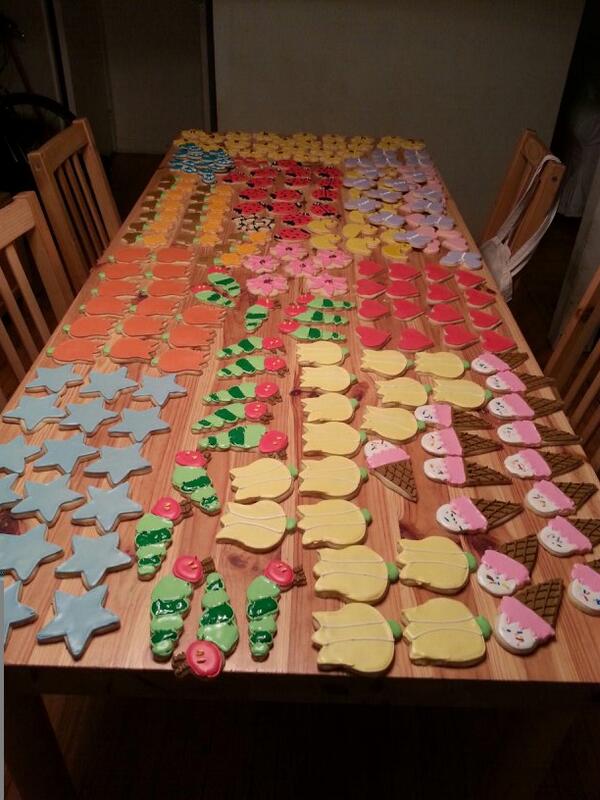 blondecyndi's tweet image. Yesterday I baked for 7 hours and decorated for 13 hours! #NotEvenHalf ! @Simpson1290 @AYateman #cookies ♥♥♥