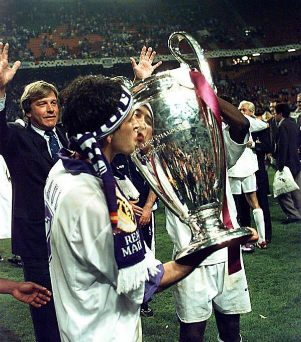 Raul7Capitan7's tweet photo. Ayer me quedé con las ganas de ver esta imagen... La Décima también es Raulista. #ReyesDeEuropa #Madridismo http://t.co/diaCR9ZwOU