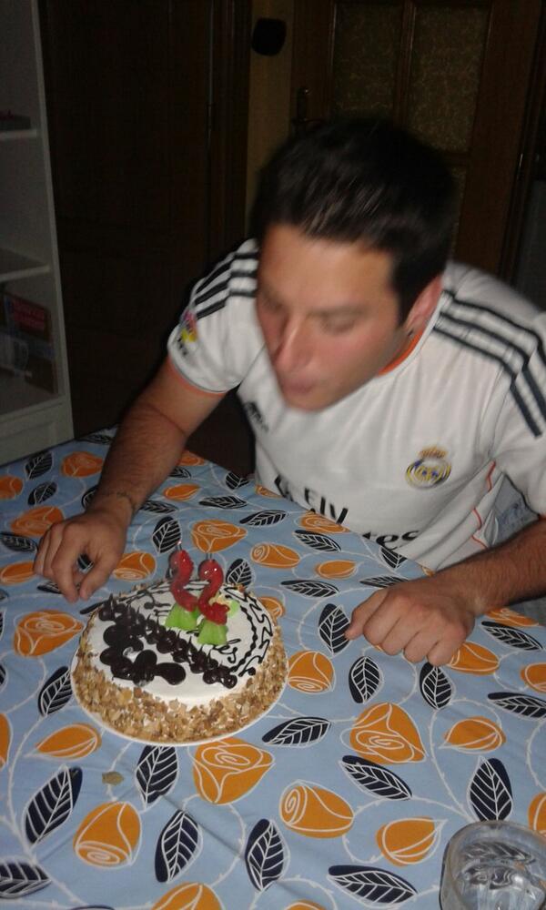 veroverusky's tweet photo. Soplando 22 patitos @tony13martinez con @DarioTebar @AlmuMorenoAb y @MarianMorenoVal http://t.co/yZ7pnXRi3N