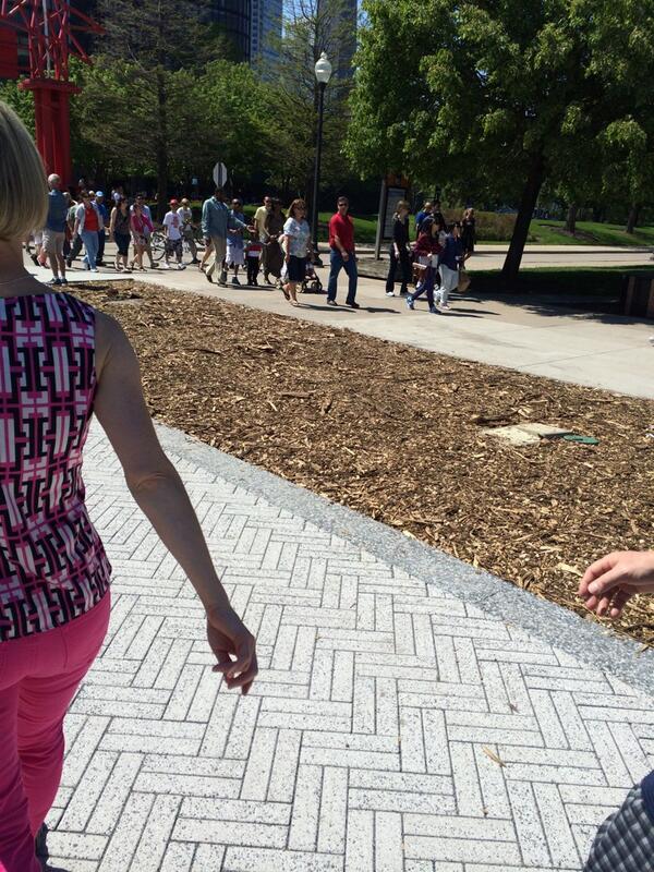 SteKidwell's tweet photo. Looks like they're replacing all the mulch downtown Chicago #brown http://t.co/j7KVFQb3e6