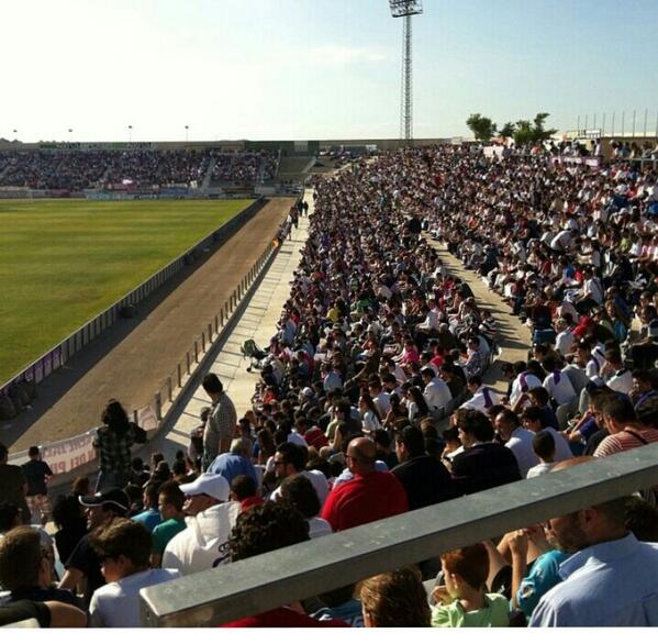 Ponfe1922Bierzo's tweet photo. Magnífico trabajo el del @RealJaenCF para llenar el estadio, lástima que no fuera suficiente. #VamosDeportiva http://t.co/Akh50J8OpL