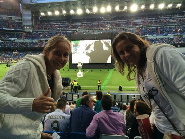ceciliareiter's tweet photo. Celebrando que somos #ReyesDeEuropa con @navarrocarolina! Gracias @kirenchi !!! Hala Madrid!!!!!! http://t.co/m6Qn8EMnqY