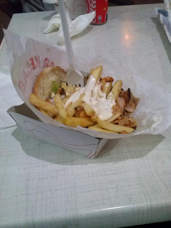 QuepaWeed's tweet photo. Después de dos de estos se va muy relajado, pero con hambre #weed #kebab #chips http://t.co/bBMWqJQWsR