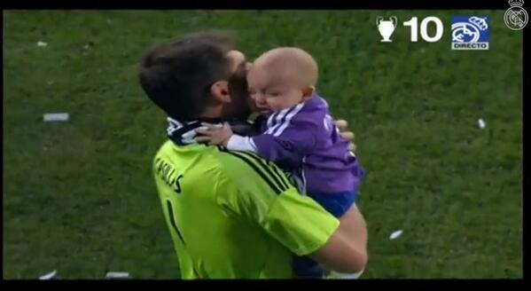 Martín en la celebración de la décima Champions (2014) BogwPwfCIAEi9eU