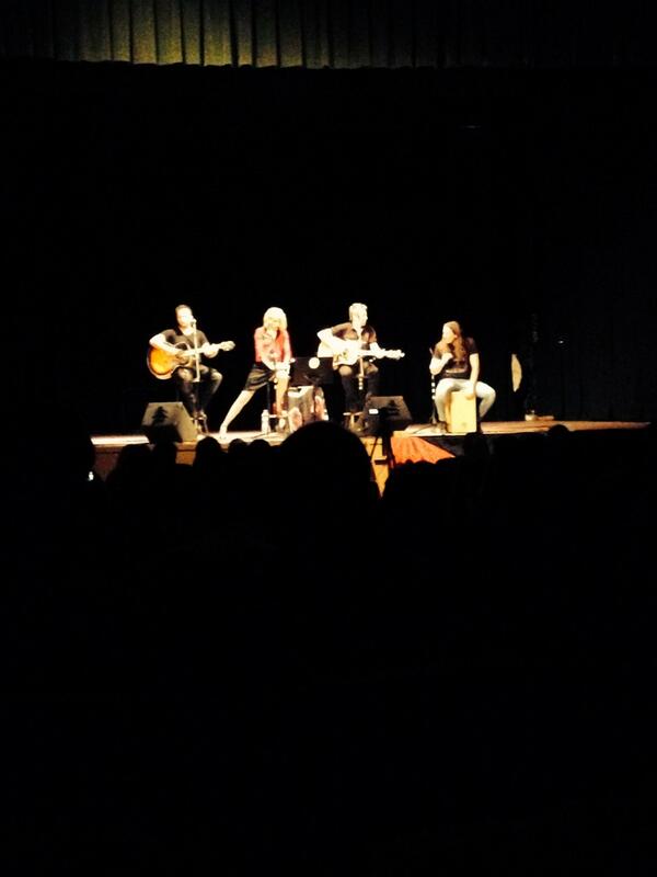 Buen concierto n acústico d <a href="/alfpiedrafita/">alfredo piedrafita</a> <a href="/IkerPiedrafita/">Iker Piedrafita</a> <a href="/AgnesLilith/">Agnes Lilith</a> presntando "la stacion perptua" <a href="/ANASAHARAUIA/">Ana Pardo Martinez</a>