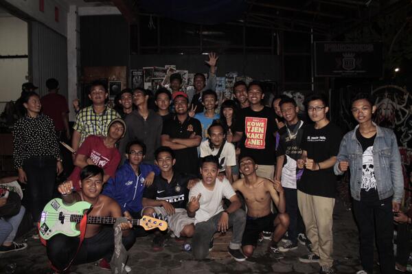 We are big familia <a href="/official_sitd/">Silence In The Dark</a> <a href="/thedicefire/">The Dice Fire</a> <a href="/iplayonmyway/">I Play On My Way</a> <a href="/InDeHooy/">InDeHooy</a> <a href="/DontHearPunk/">DONT HEAR</a> <a href="/HamsteRancher/">Hamster Rancher</a> <a href="/lovesoldoutband/">Love? Sold Out</a>