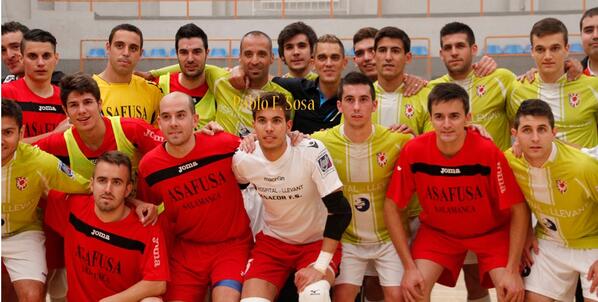 Apartadero2fs's tweet photo. Fotaza para el recuerdo! Tres de nuestros jugadores entre los del @ManacorFS ! http://t.co/NxodMkBEkP