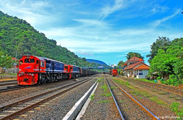 KAI121's tweet photo. Sambut pagi nan cerah hari Senin ini, dengan semangat untuk mengukir karya gemilang! Selamat beraktivitas #SahabatKAI http://t.co/rw5GxLG4ms