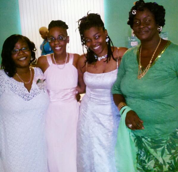 bowzNbeige's tweet photo. #familyties :) http://t.co/JkCA44AOg5