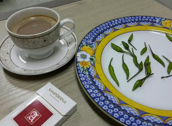 muhyuris's tweet image. Staf gw di ktr emang keren. Gw blom dateng, udah siap kopi whait dgn mendoan.. :)) #etapi...