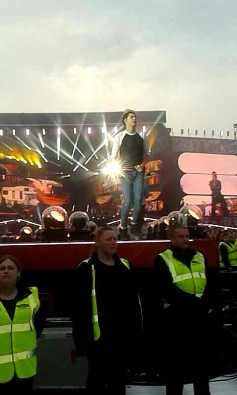 ciaradevlin093's tweet photo. What an amazing night♥♥ #WWATour @NiallOfficial @Harry_Styles @zaynmalik @Real_Liam_Payne @Louis_Tomlinson ★ http://t.co/mZbLsen8cL