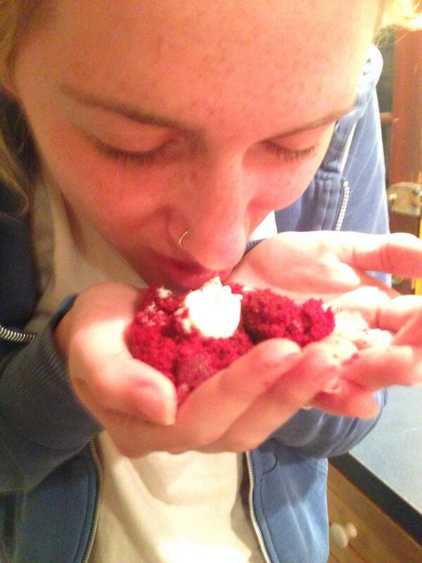 natashadelamo's tweet image. Eating red velvet cake out of the palms of her hands..#cakegoddess #nothingwrong