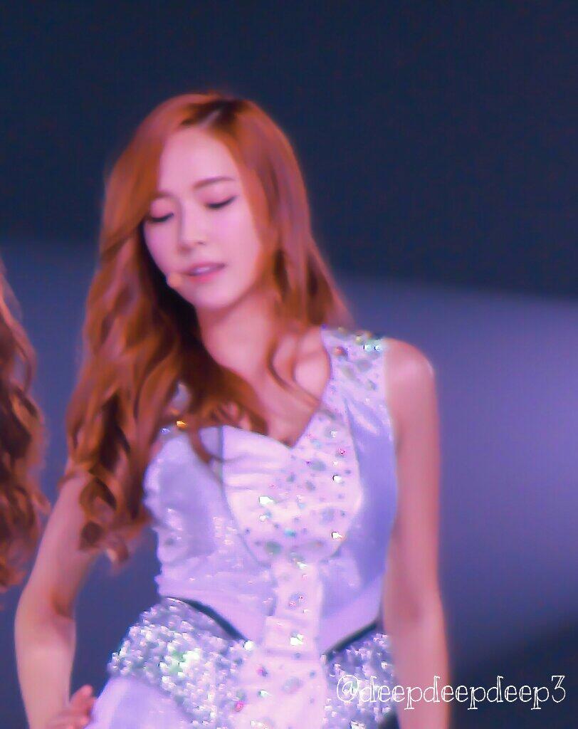 BoiKI_zIQAAAudm.jpg:large