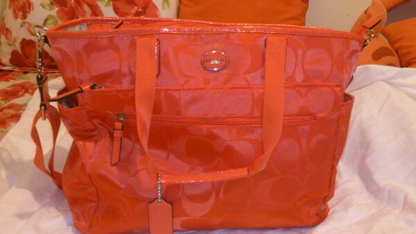 lizbris7's tweet photo. Vendo baby bag Coach nueva $3500 a tratar @LaNapolesDF @Vivo_laDelValle http://t.co/7YfUqNYyXu