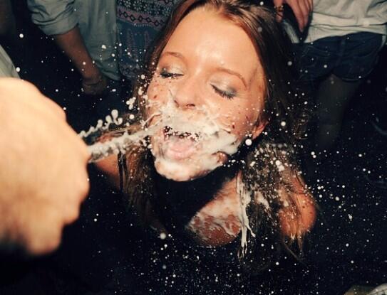 OFFIClALCNN's tweet photo. 33 Signs That She's Too Ratchet for You
😂😳😭 OMG #3 is HILARIOUS!

→ http://t.co/E1FRswHS4x http://t.co/zEIHzj9NAc