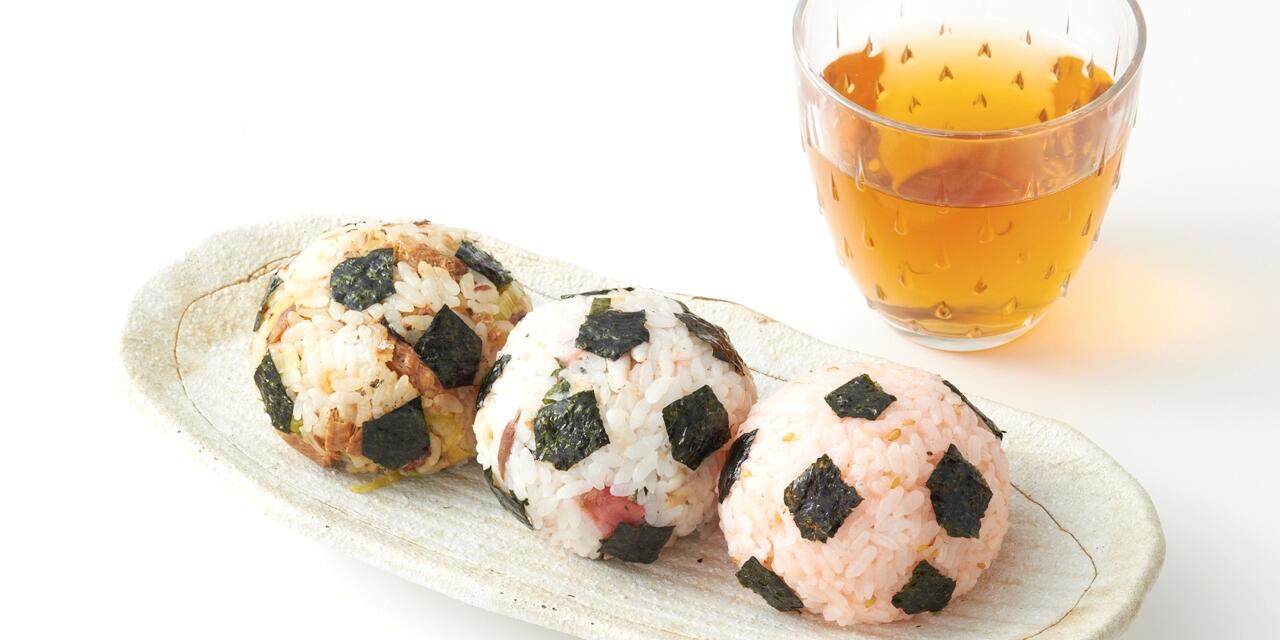 キリンビバレッジ 色とりどりの具だくさんなおにぎりを3種類ご紹介 お弁当やピクニック そしてスポーツ観戦にも サッカー 観戦にはサッカーボール風にアレンジするのがおすすめですよ Http T Co Zyzryvhowe Http T Co Jkth9vztnc Twitter