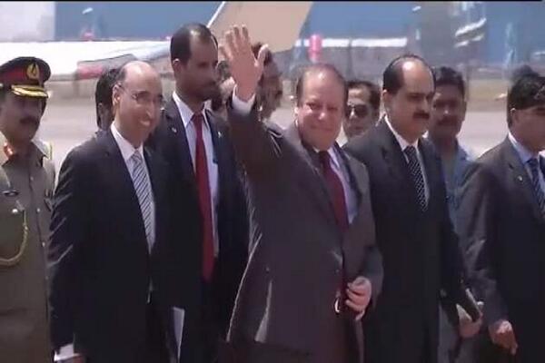 CNNnews18's tweet image. Pak PM Nawaz Sharif waves to journalists upon arriving in Delhi to attend Modi&apos;s swearing-in ceremony. #PMModi