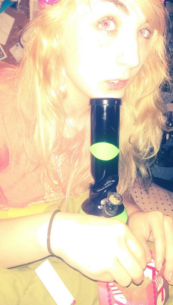 TrippyTite's tweet photo. #TooCold #Frosty 😏❄😜 @xStonerGirls @ThaStonerNation http://t.co/4hc4qlFzB2