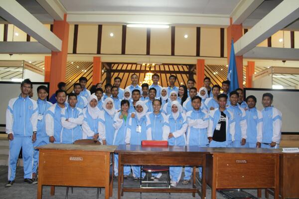 stksbdg's tweet photo. ini foto kontingen STKS @OPTK2014 sesaat setelah upacara pembukaan http://t.co/HRoD4LxknY