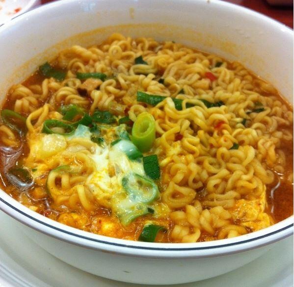 Mimin yakin banyak penggemarnya nih: mie instan ;)   #IndonesiaSATU