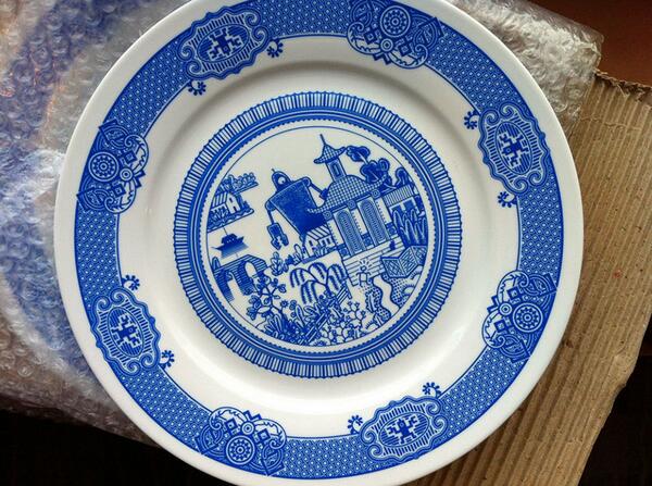 Calamityware, UFOs, Dinosaurs And Sea Monsters Threatens The Classic Blue Porcelain Dinnerware
bit.ly/RrNoRD