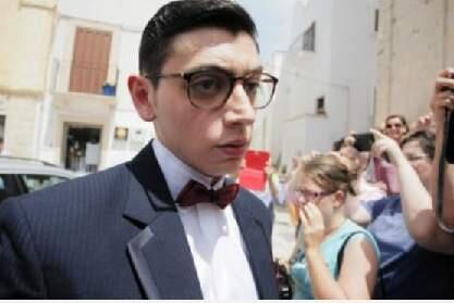 Twitter 上的 マル秘堂 昨年 ロンドンに滞在中 ホテルでバーテンダーとして働いているイタリア人のフランチェスコ カリアーノ氏 ２３ と知り合い 再婚を決意 Http T Co Zs2cjfnzxb Twitter