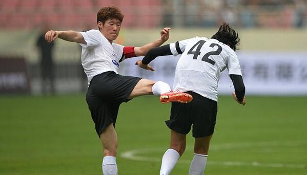 DutMong's tweet photo. Park Jisung nendang Kwang soo cz main bola'y ga bener #CCQuiz #AsianDreamCup2014 @citacintamagz Nisa Helmiani#23#staf http://t.co/CuaNiNk7hP
