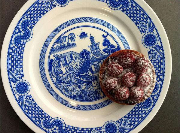 Calamityware, UFOs, Dinosaurs And Sea Monsters Threatens The Classic Blue Porcelain Dinnerware
bit.ly/RrNoRD