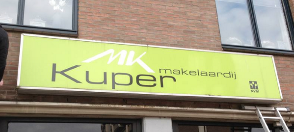 PiepschuimInfo's tweet photo. Lichtbak vervangen door EPS design bij makelaardij Kuper in Emmen. #makelaardijkuper http://t.co/Lu1lAGMHqt