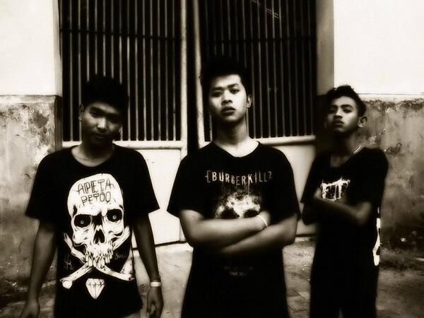 Dimas_hellwolf's tweet photo. [BEGUNDAL MADIUN] @burgerkill666 @vicky_mono @refanramadhan http://t.co/GdJQbC4rk3