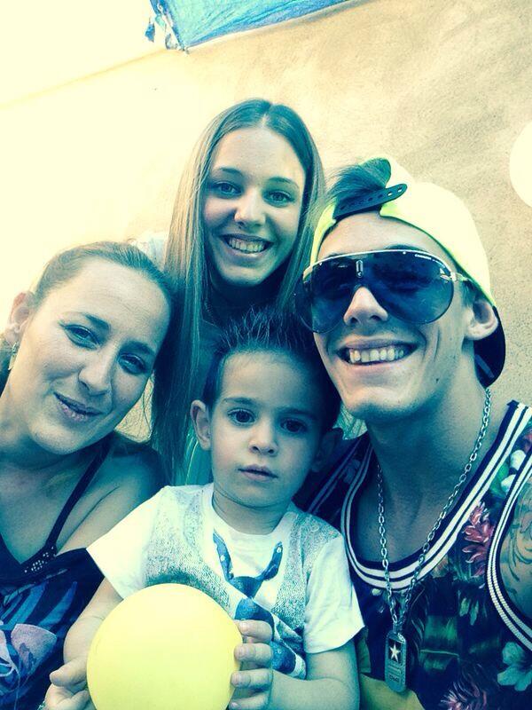 Megiass's tweet photo. “@MJoseM15: en el cumple de mi princesaa :))) http://t.co/AKCevNH66f”