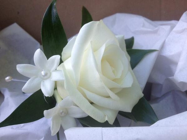 Grooms buttonhole with pearl detail to match his brides bouquet #attentiontodetail