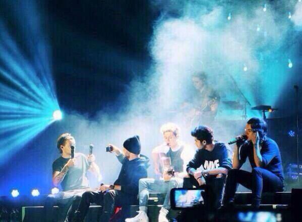 kanon09291's tweet photo. 1Dのライングループ作ったー!!!
入りたい人リツイート(〃ﾟ艸ﾟ)
いっぱいのDirさんと繋がりたい。
グループに入ったら
みんなタメで話そー(｀・∀・´)
これがルールです☻ http://t.co/B2lREjIJw1
