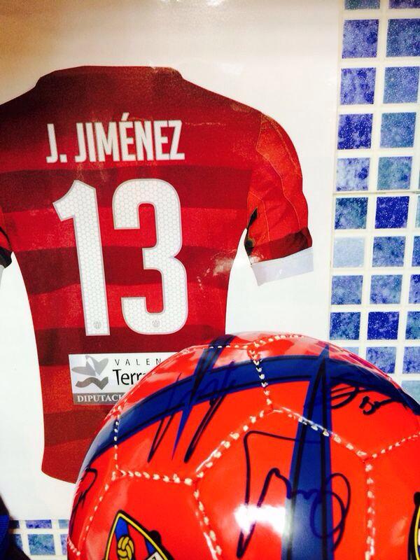 javijimenez1's tweet photo. Feliz lunes a tod@s!! Todavía podéis llevaros el balón firmado por la plantilla del @LevanteUD http://t.co/7S4N4KUqKP http://t.co/qVUQZOXAMq