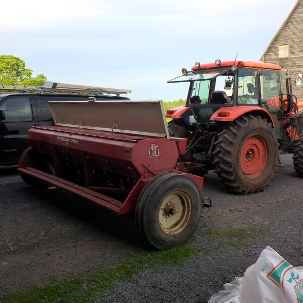 BrentBarker5's tweet image. Loading the seed drill in hopes to beat the next rain. #farmlife. #wetspring