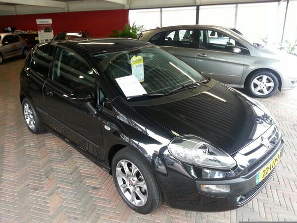 Deze mooie #sportieve Fiat Punto Evo  met maar 19000 km op de teller is onze #occasionvandeweek. #airco #LMvelgen